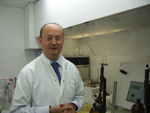 2008年 パリ薬局調剤室にて