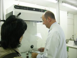 2008年 パリ薬局調剤室にて