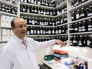 2013年 パリ薬局調剤室にて