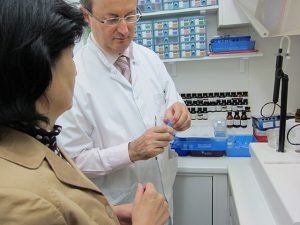 2013年 パリ薬局調剤室にて